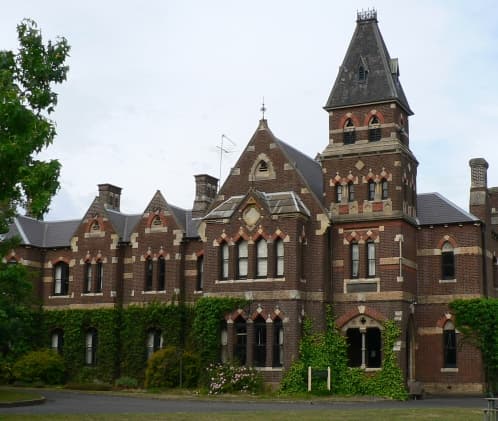 Sandstone collegiate cloister — atmospheric image for city boarding campuses